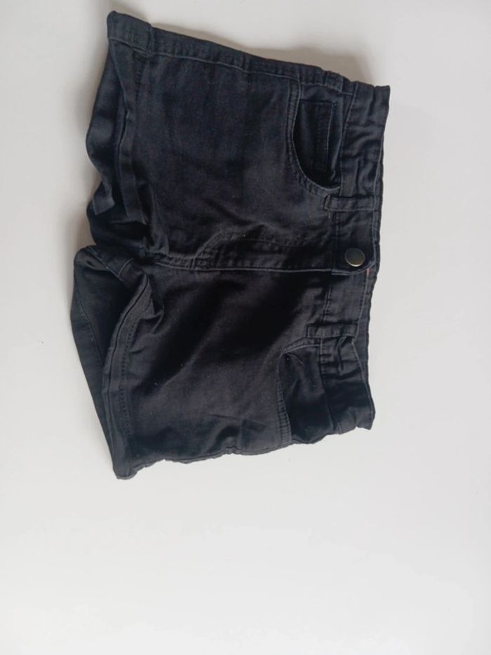 Short noir taille 10 ans parfait état
