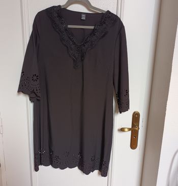 Robe noire droite avec broderies
