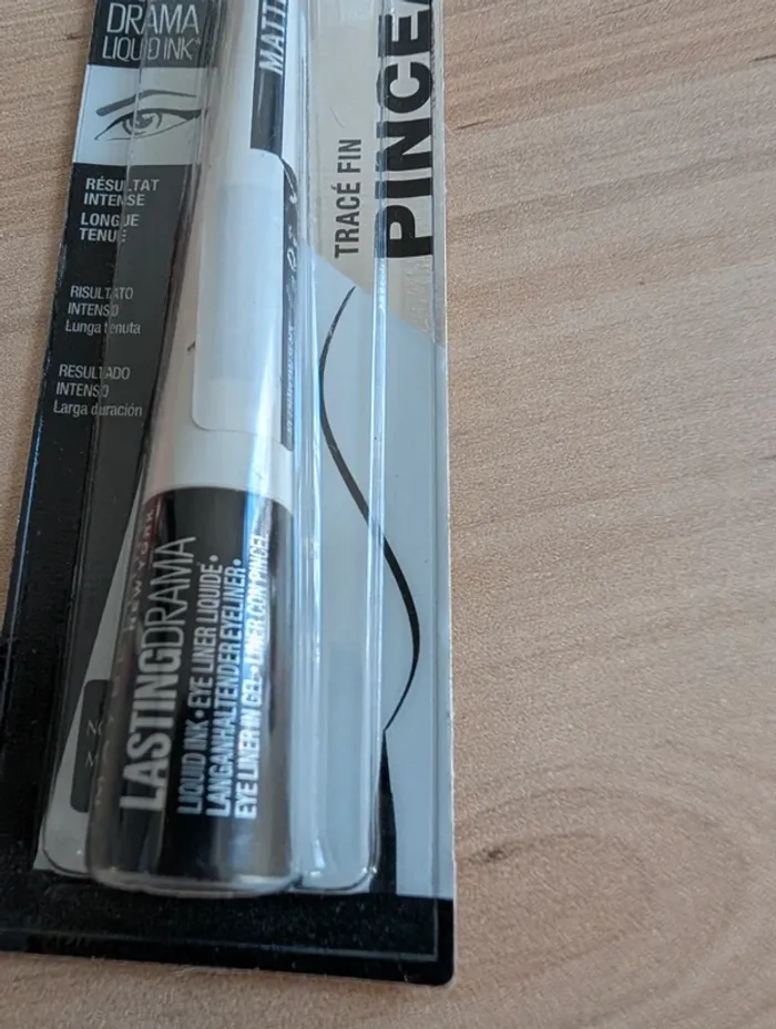 Eye-liner liquide noir lasting drama - photo numéro 5