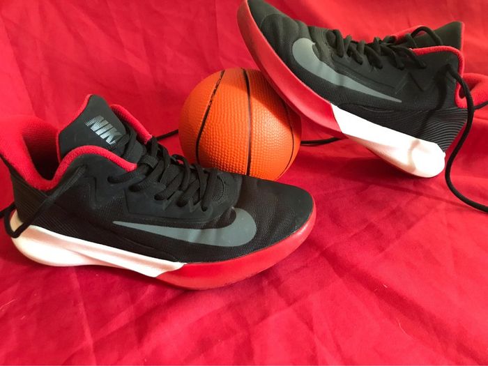 Baskets Nike précision 4 noir et rouge université taille 39