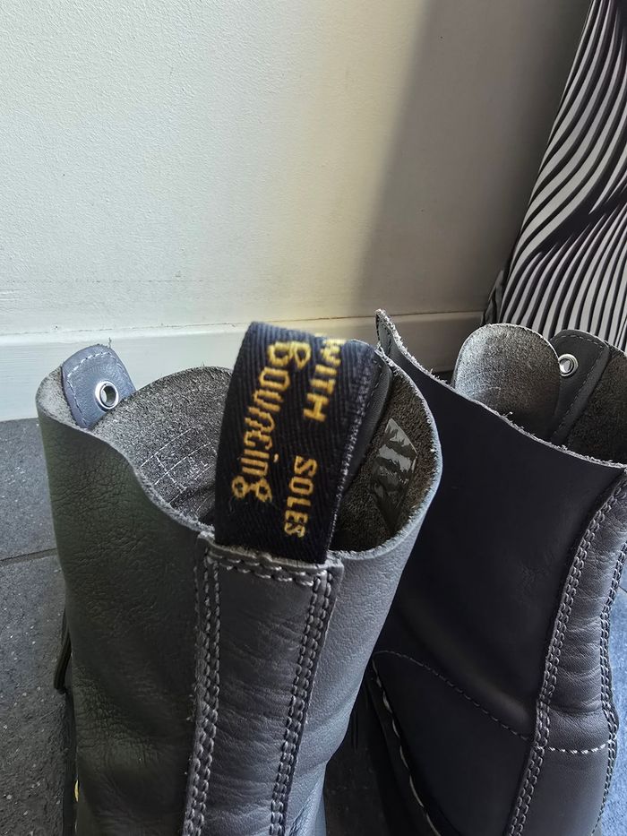 Dr. Martens grises - photo numéro 10