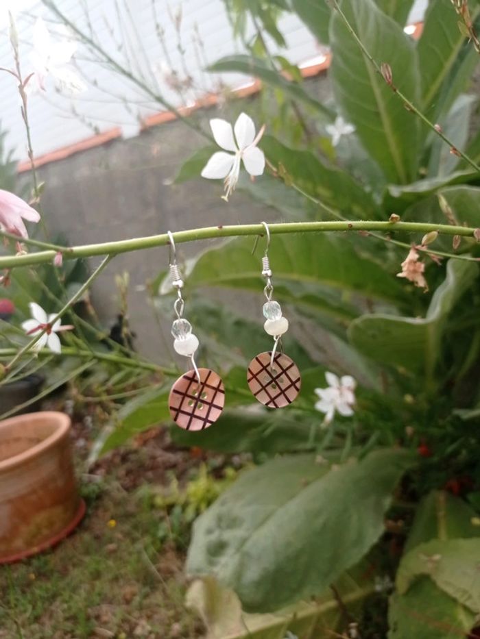 Boucles d'oreilles boutons nacrés rose