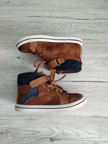 Paire de chaussures montantes en daim pointure 27