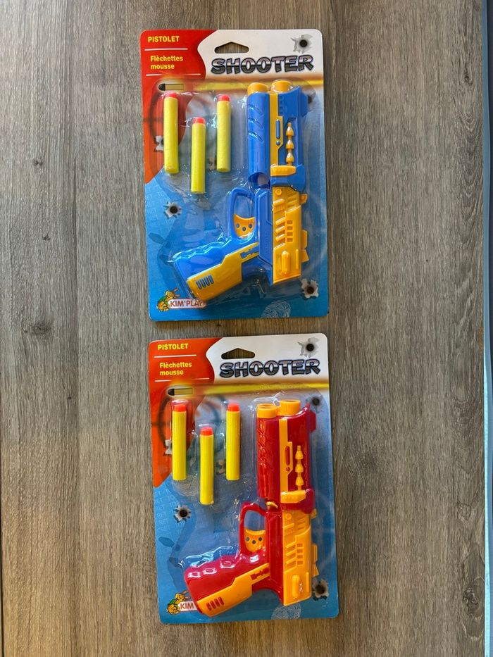 2 pistolets avec fléchettes en mousse