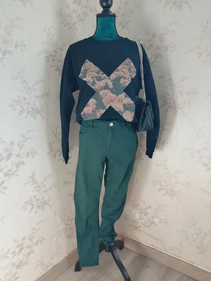 Sweat noir avec croix imprimé avec des roses / gildan / (S) - photo numéro 2