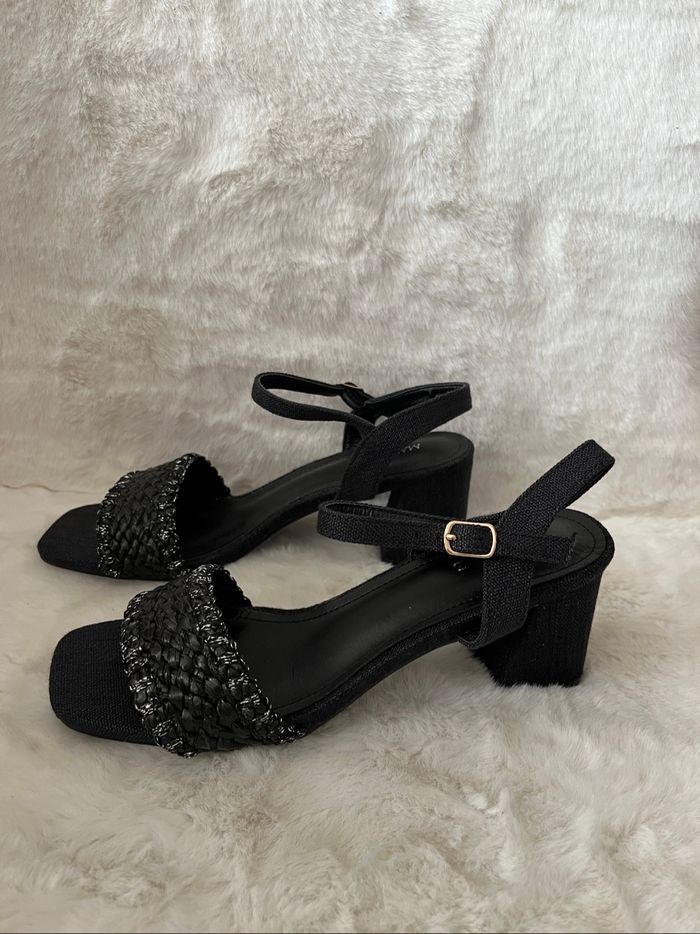 Sandales noire et argentées pointure 38, talons 7 cm - photo numéro 3