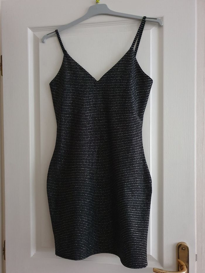Robe de soirée à bretelles noire et argentée BOOHOO Taille 40
