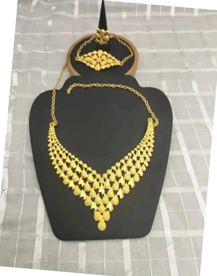 Parure de bijoux dorés sophistiquée - photo numéro 4