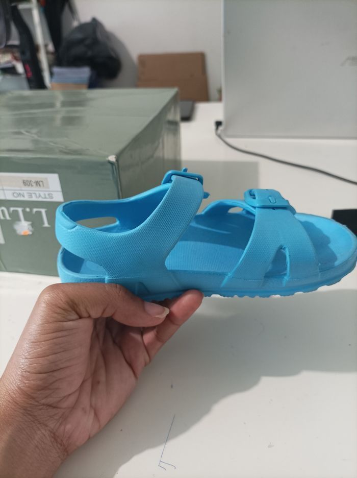 vend sandales pour l' été pointure 25/26