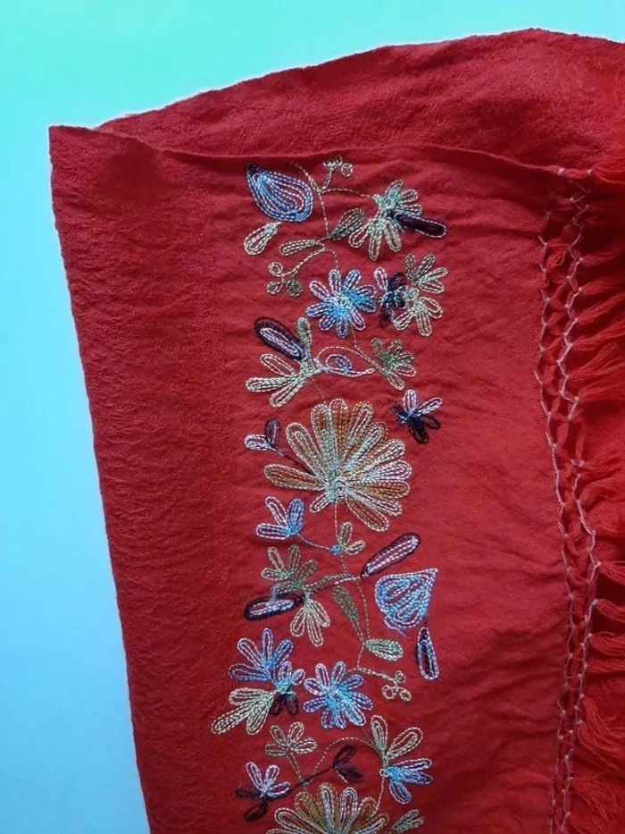 Superbe châle en laine rouge vintage brodé - photo numéro 4