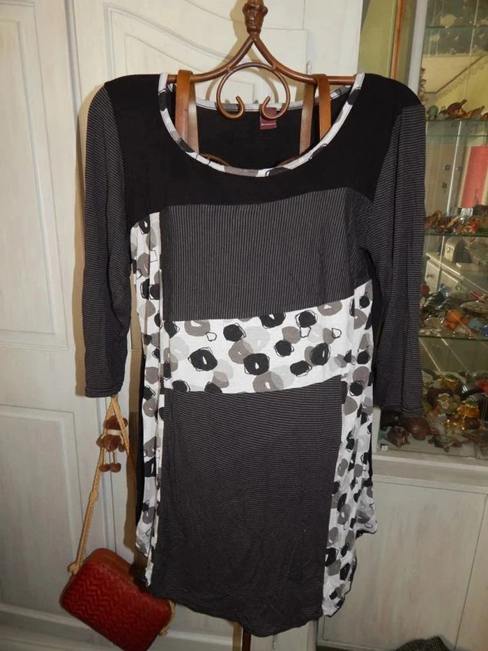 Tunique . femme . manche longue. noir/gris .46/48 .Blanche porte. longueur 75 cm. Aisselles à aissel