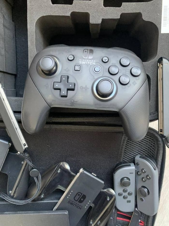 Nintendo Switch (avec emballage d'origine et de nombreux accessoires) - photo numéro 8