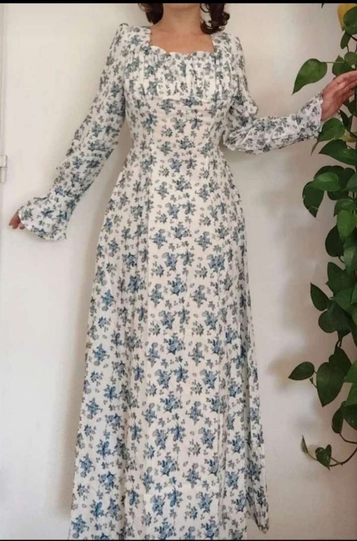 Robe longue a manches longues cintrée blanche fleurs bleues
