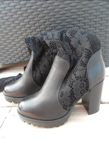 Bottes noires à talon et dentelle