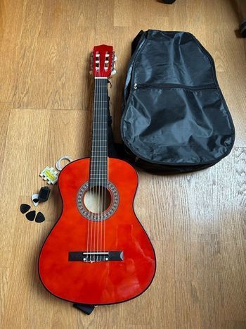 Guitare acoustique enfant  prix négociable réduction à hauteur de 70%