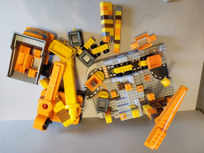 Chantier avec grue, camion et briques - photo numéro 7