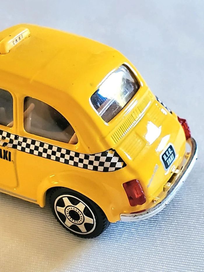 Voiture miniature Bburago Fiat 500 Taxi jaune - photo numéro 7
