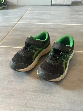 Chaussure Asics noire et verte