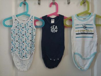 Lot 3 bodies debardeur Absorba 12m