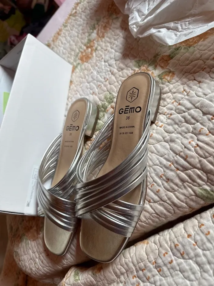 Jolies sandales neuves avec étiquette pointure 36 - photo numéro 2