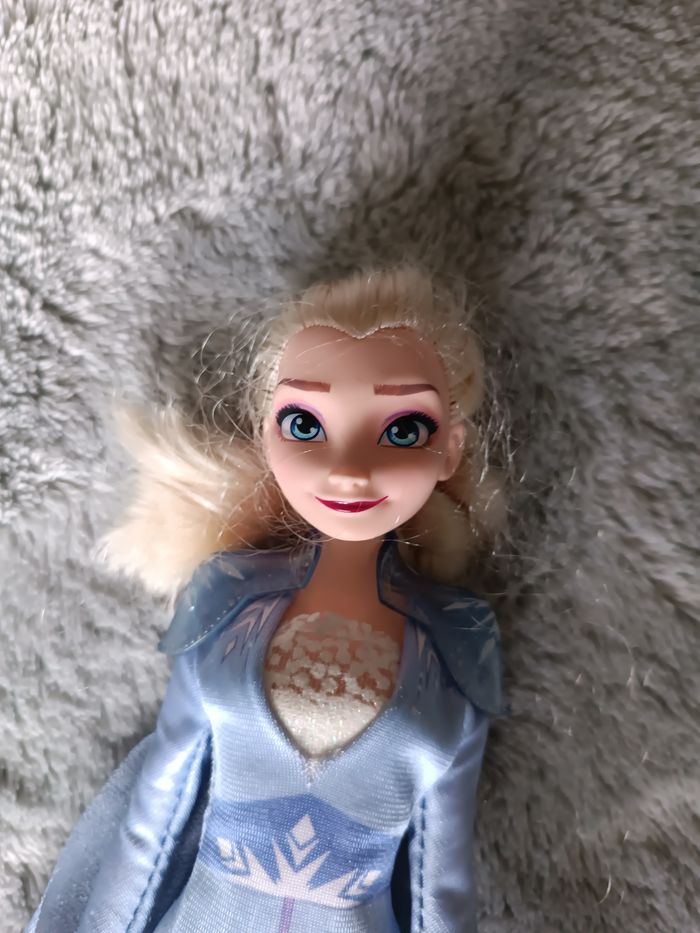 Poupée Elsa La Reine des Neiges – robe bleue scintillante - photo numéro 4