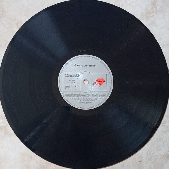 Vends Vinyle Gérard Lenorman vitesse 33 tours format 30 cm 11 titres Album le soleil des tropiques - photo numéro 3