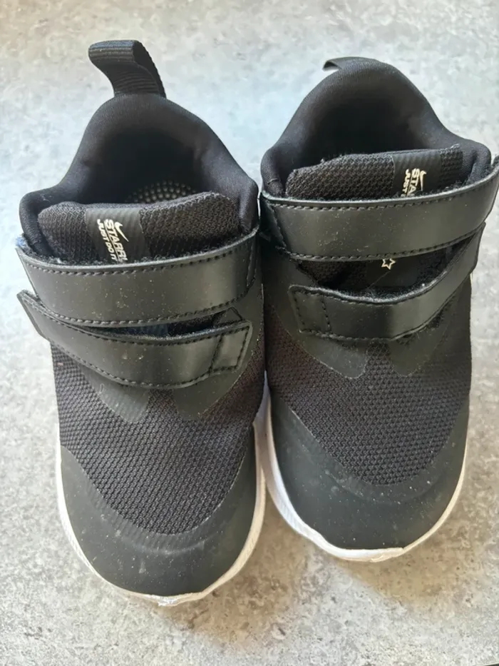 Chaussures Nike enfants taille 25