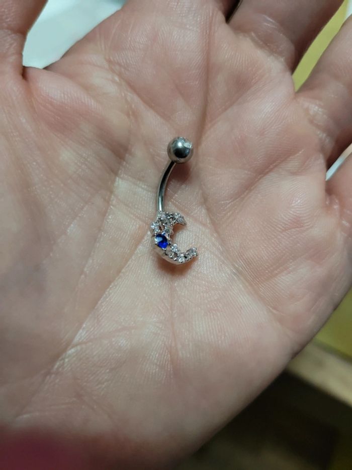 Piercing lune et strass - photo numéro 7