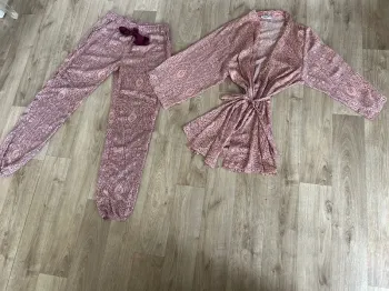 Etam ensemble pantalon + kimono /peignoir satin rose