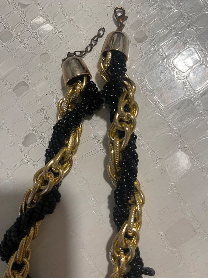 Très joli collier noir et or perles et chaînette