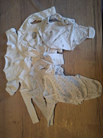 Lot 0 mois bodies et pyjamas