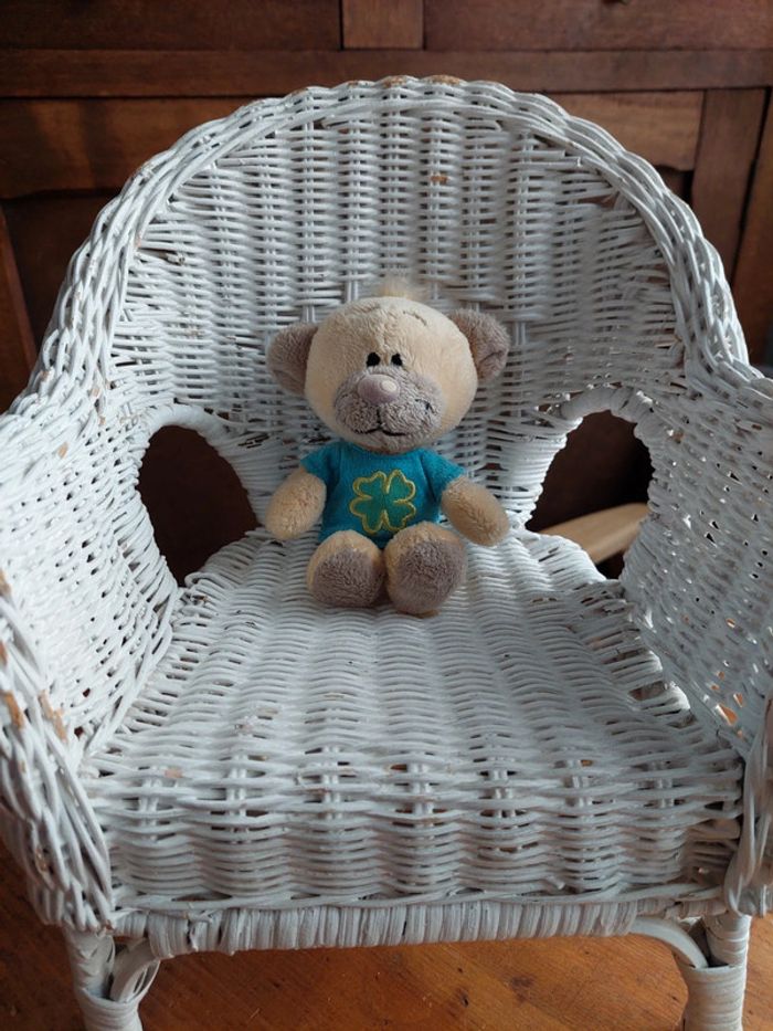 P1 - Petite peluche Pimboli, t-shirt trèfle