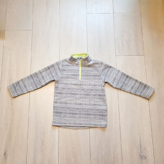 Pull polaire gris chiné. Garçon 5 ans. Marque Décathlon