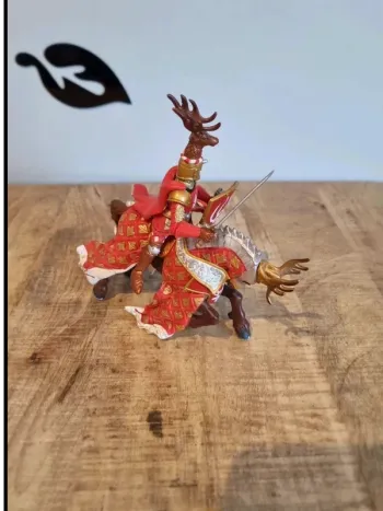 Figurine chevalier et cheval papomaitre des armes cimier cerf