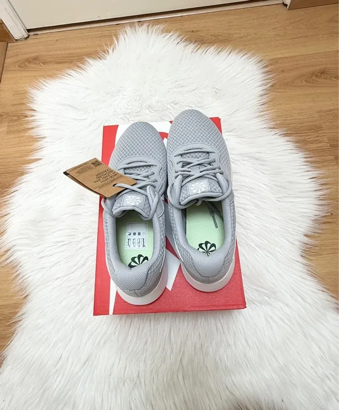 Nike Tanjun – Taille 44.5 – gris/blanc – Neuf avec étiquette - photo numéro 8