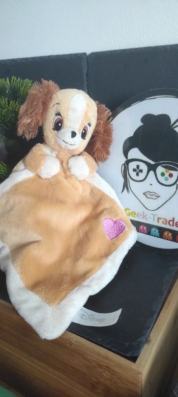 Doudou plat chien La belle et le clochard lady marron coeur rose beige blanc disney nicotoy