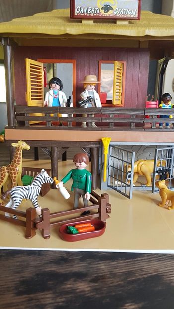 Le centre de soins pour animaux dans la brousse PLAYMOBIL