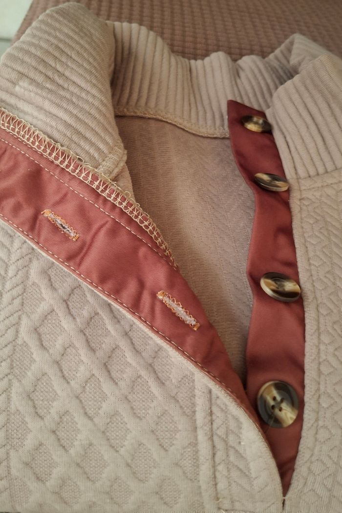 Sweat homme. Sport.  TS.Manches 2 rond marrons aux coudes. Col ouvert boutonné. - photo numéro 3