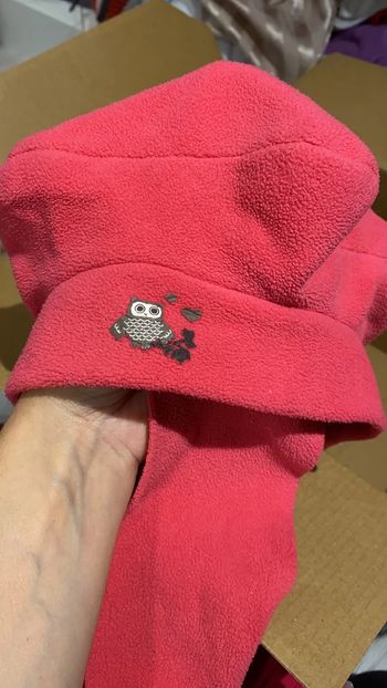 Bonnet avec écharpe intégrée