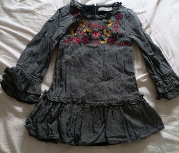 Robe grise à fleurs 4 ans