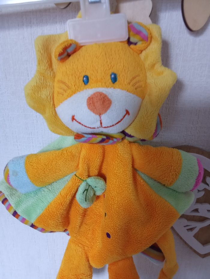 Doudou lion Orange, jaune, blanc, bleu, vert, rayures marque pommette - photo numéro 2