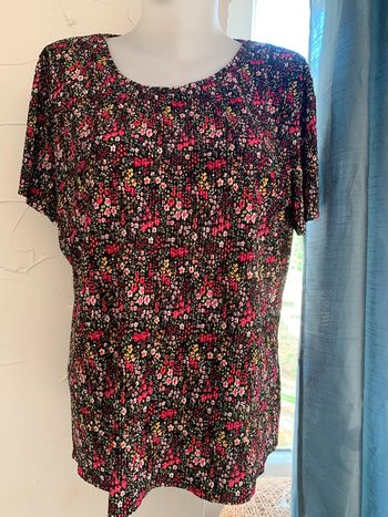 TEE shirt  fleurie manches courtes taille 42-44