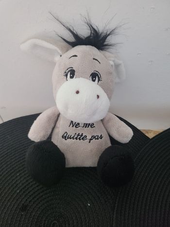 Un adorable petit âne en peluche  brodé 70