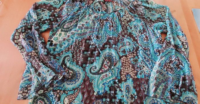 Très jolie chemise T 5 Multiples créateur - photo numéro 3