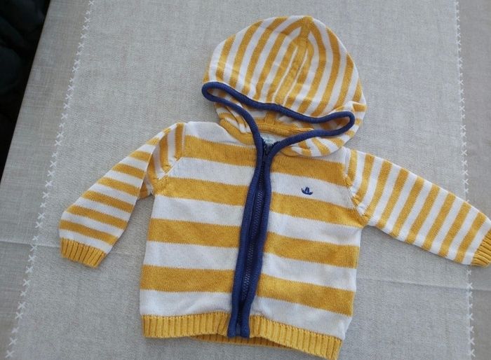 Lot vêtements 9 mois
Tee-shirt voiture mayoral manche longue gris impression jaune et gilet zippé marin blanc, bleu et jaune marque U tout petit - photo numéro 3