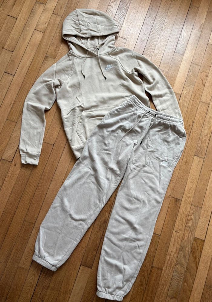 Ensemble nike couleur crème