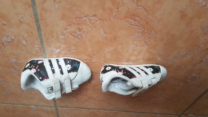 Baskets Adidas bébé 6-9 mois blanches et noires - photo numéro 5