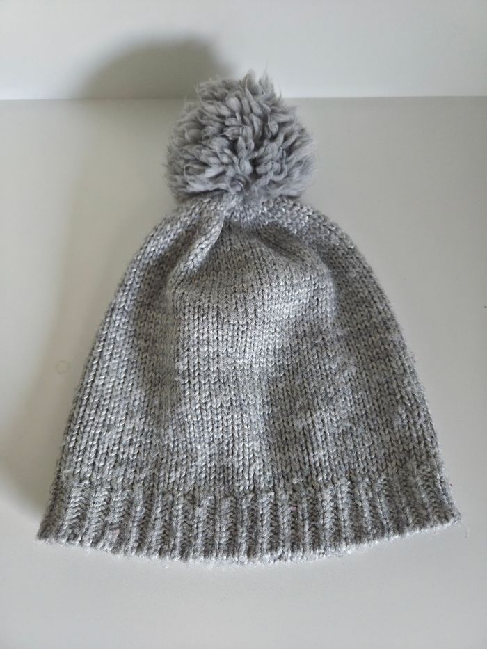 Bonnet gris chiné à pompon H&M – Taille Unique – bon état