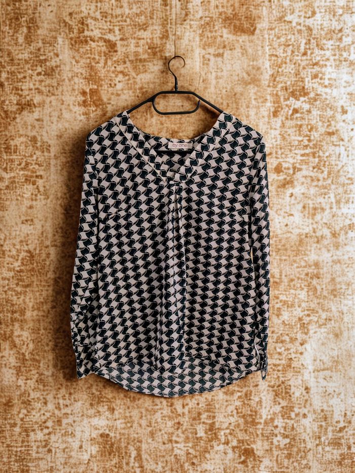 Blouse à motifs verts et détails dorés