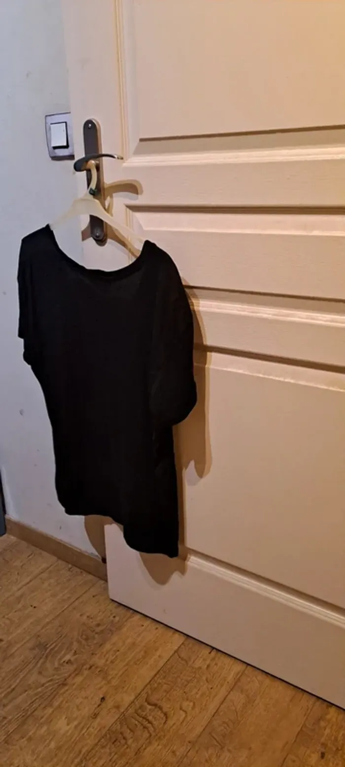 T Shirt noir manches courtes - Marque Bershka - Taille 36 - Bon état. - photo numéro 5